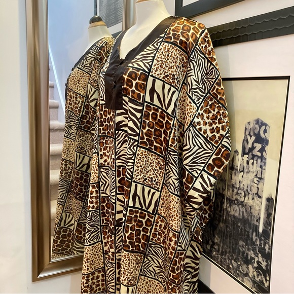 Vintage animal print kimono with v neck and original buttons - Picture 2 of 10